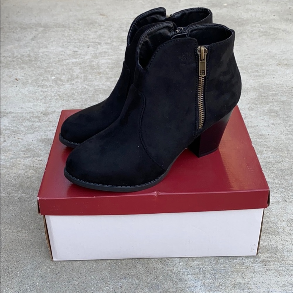 Round toe zipper bootie